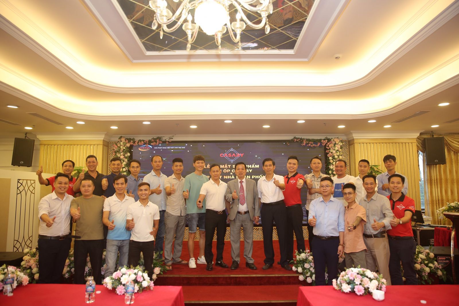 Các vị đại biểu khách quý và công ty Đại Việt chụp hình cùng nhau 